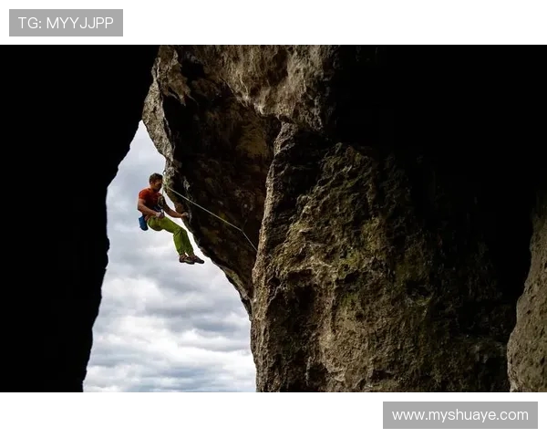 南京攀岩队边路渗透策略解析与攀岩热点发展趋势探讨 南京攀岩队边路渗透策略解析与攀岩热点发展趋势探讨