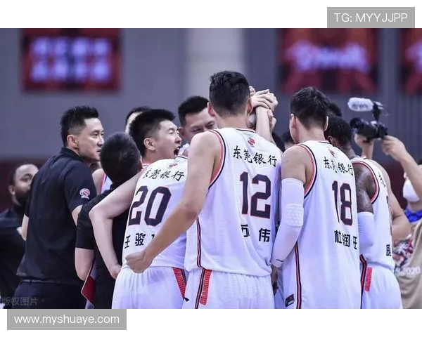 南京足球队与广州足球队赛后复盘分析比赛节奏与战术表现