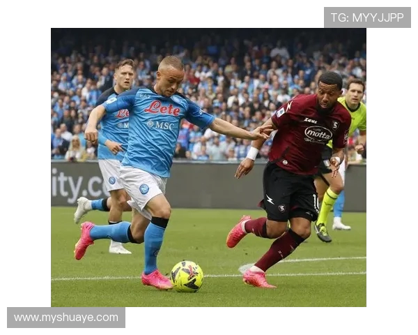 韦拉与墨美洲的激烈对决揭示足球战术与团队合作的精彩瞬间 韦拉与墨美洲的激烈对决揭示足球战术与团队合作的精彩瞬间